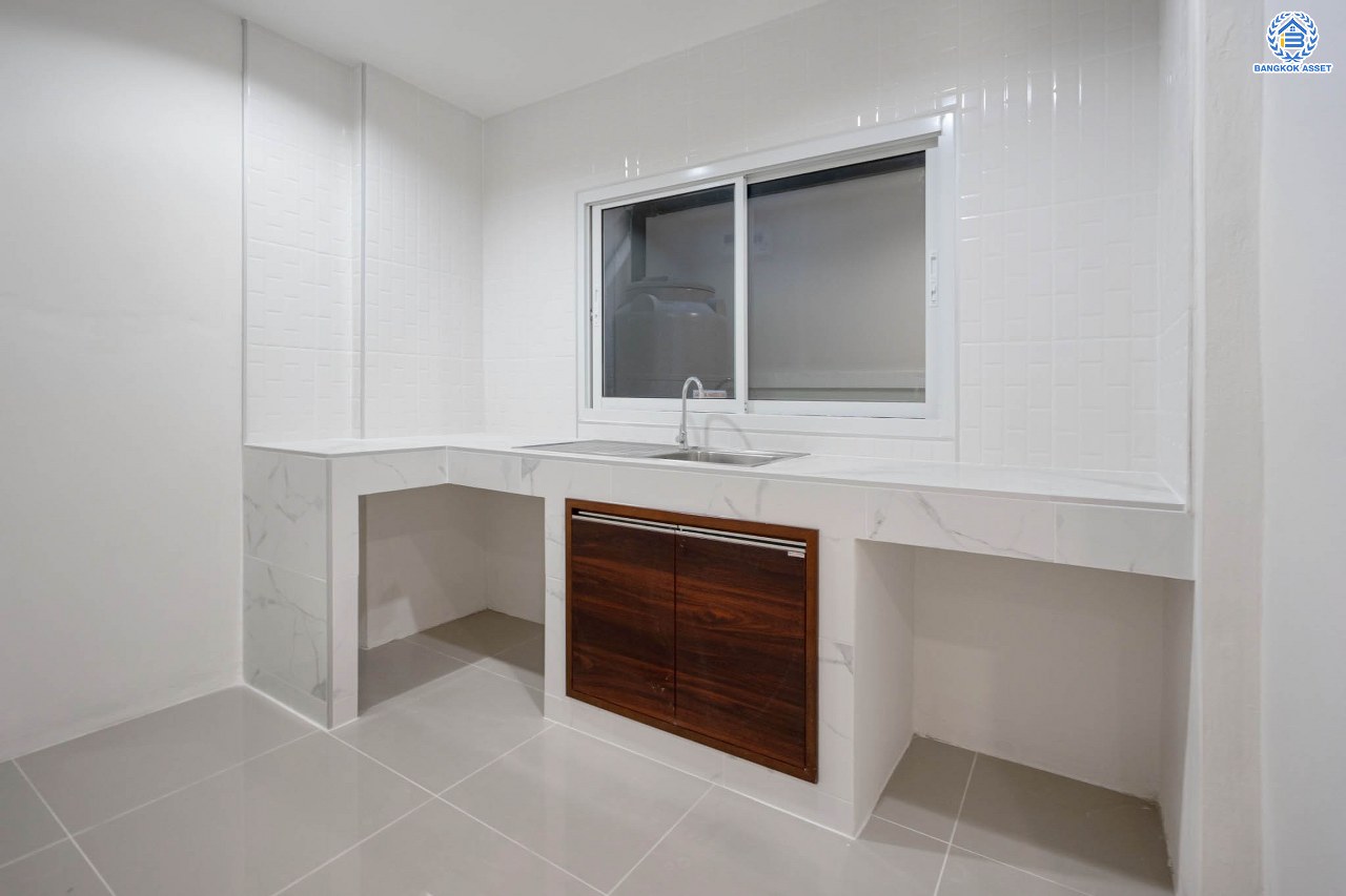 บ้านมือสองตกแต่งใหม่ โครงการ นันทนาการ์เด้น-พาร์คเพลส 345 ราชพฤกษ์-ติวานนท์ เนื้อที่ 27 ตร.ว. ฟังก์ชัน 3 ห้องนอน 2 ห้องน้ำ จอดรถได้ 2 คัน บรรยากาศเงียบสงบเป็นส่วนตัว สิ่งอำนวยความสะดวกมากมาย! บนทำเลศักยภาพ เชื่อมต่อถนนราชพฤกษ์ ใกล้จุดขึ้นทางด่วน "ศรีสมาน"